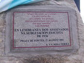 Placa con dedicatoria a los Mrtires de Alcabre. 