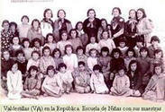 Valdestillas (Valladolid) en la Repblica.- Escuela de Nias con sus maestras.