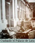Miliciano protegiendo los tesoros del bombardeado Palacio de Liria.-