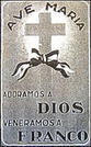 ...parece escapulario.("Adoramos a Dios. Veneramos a Franco")
