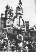 Corona floral acompaando a un mayo pontevedrs