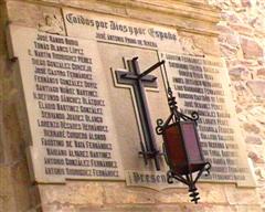 "A los cados por Dios y por Espaa". An en la fachada de la Iglesia de Santa Mara. La Baeza