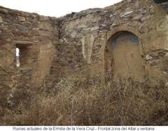 Ruinas actuales de la Ermita. Frontal zona del altar y ventana.